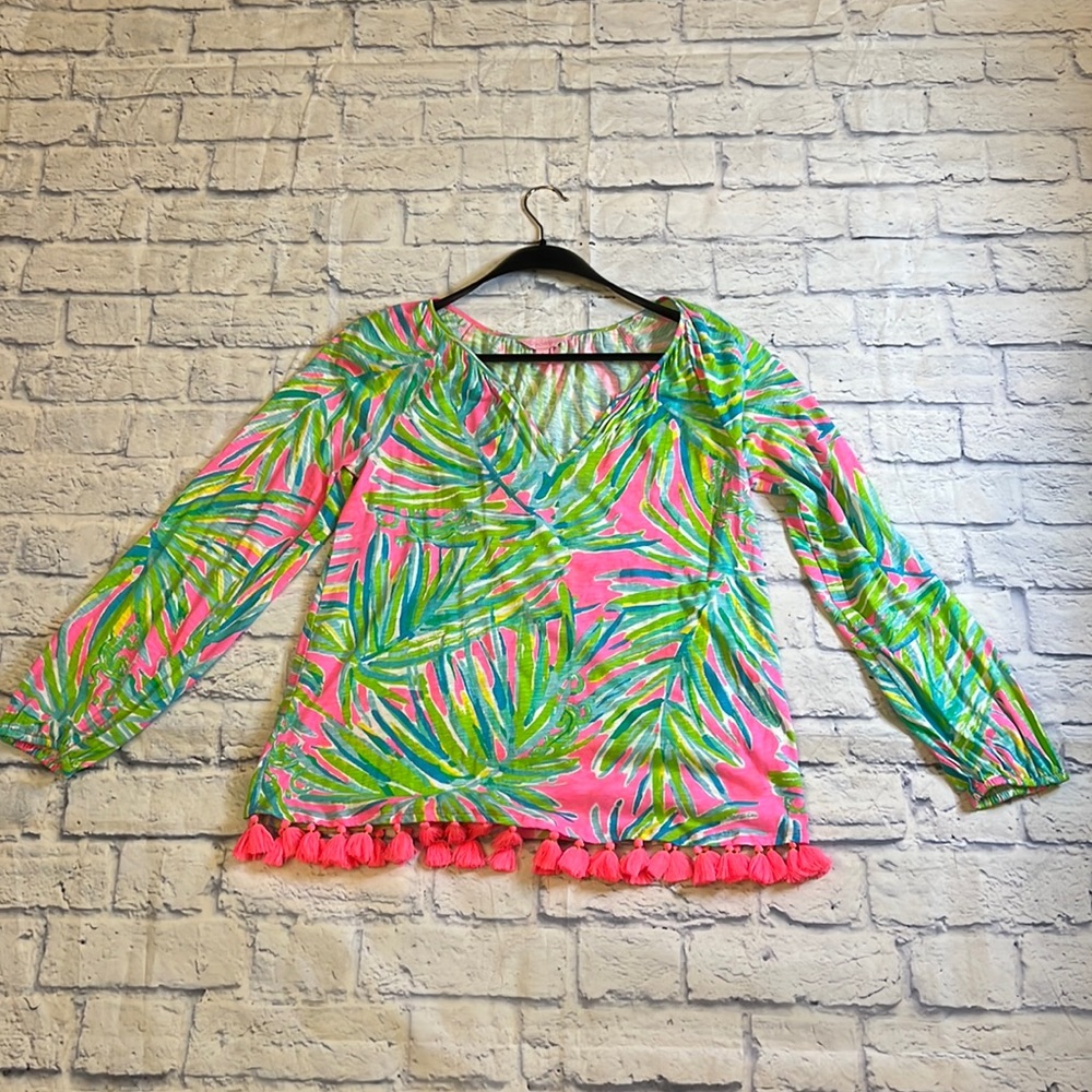 Lilly Pulitzer Linzi Tiki ladies’ sz S long sleeve v neck. Pink tropical print.